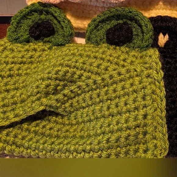 Crocheted handcrafted, handmade frog Snack, Tissue, Jewelry (anything) Pouch - Picture 2 of 2